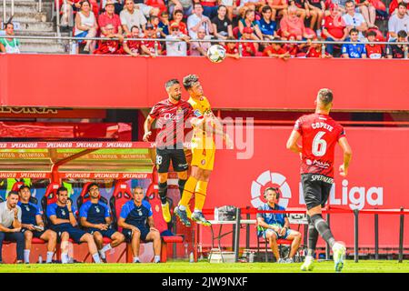 MALLORCA, SPANIEN - 3. SEPTEMBER: Jaume Costa von RCD Mallorca und Arnau Martínez von Girona CF während des Spiels zwischen RCD Mallorca und Girona CF von La Liga Santander am 3. September 2022 im Visit Mallorca Stadium Son Moix in Mallorca, Spanien. (Foto von Samuel Carreño/ PX Images) Stockfoto