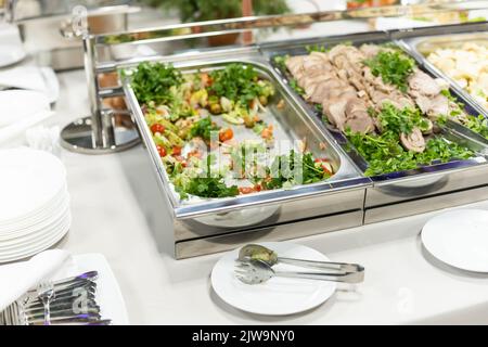 Verschiedene Arten von Gerichten in Containern auf dem Buffettisch im Hotelrestaurant Stockfoto