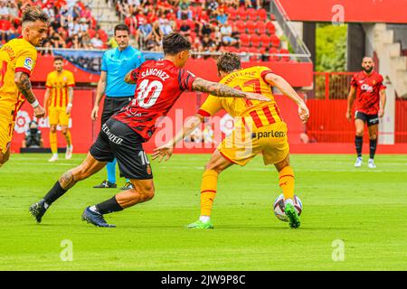 MALLORCA, SPANIEN - 3. SEPTEMBER: Antonio Sanchez von RCD Mallorca und Rodrigo Riquelme von Girona CF zwischen RCD Mallorca und Girona CF von La Liga Santander am 3. September 2022 im Visit Mallorca Stadium Son Moix in Mallorca, Spanien. (Foto von Samuel Carreño/ PX Images) Stockfoto