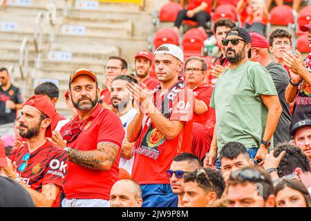 MALLORCA, SPANIEN - 3. SEPTEMBER: Mallorca-Fans RCD Mallorca und Girona CF von La Liga Santander am 3. September 2022 im Visit Mallorca Stadium Son Moix in Mallorca, Spanien. (Foto von Samuel Carreño/ PX Images) Stockfoto