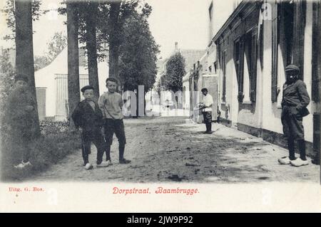 Blick in die Dorpsstraat in Baambrugge (Gemeinde Abcoude-Baambrugge), von Süden. Stockfoto