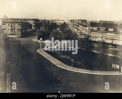 Gesicht im Balijelaan in Utrecht, von der Dr. der Visserschool (Vondellaan 32), von den Oosten.n.b. Das Foto ist retuschiert: Am Ende von Balijelaan wurde ein Gebäude gezeichnet. Für eine unbemerkte Version siehe Foto-Nr. 43889 Stockfoto