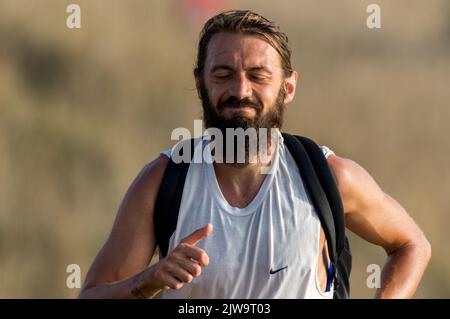 Läufer und Wanderer starten die South Coast Challenge bei für ihre ausgewählten Wohltätigkeitsorganisationen. Jeder Teilnehmer muss entweder eine 100km, 57km, 43km absolvieren. Stockfoto