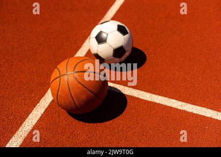 Set von Sportgeräten, Fußball und Basketballbällen Stockfoto
