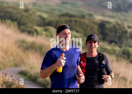 Läufer und Wanderer starten die South Coast Challenge bei für ihre ausgewählten Wohltätigkeitsorganisationen. Jeder Teilnehmer muss entweder eine 100km, 57km, 43km absolvieren. Stockfoto