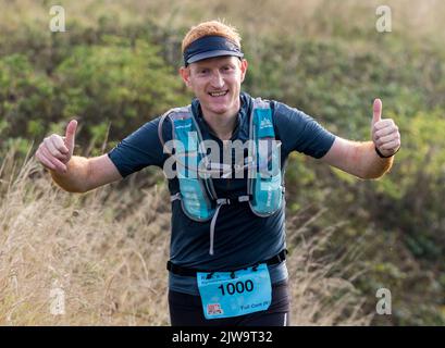 Läufer und Wanderer starten die South Coast Challenge bei für ihre ausgewählten Wohltätigkeitsorganisationen. Jeder Teilnehmer muss entweder eine 100km, 57km, 43km absolvieren. Stockfoto
