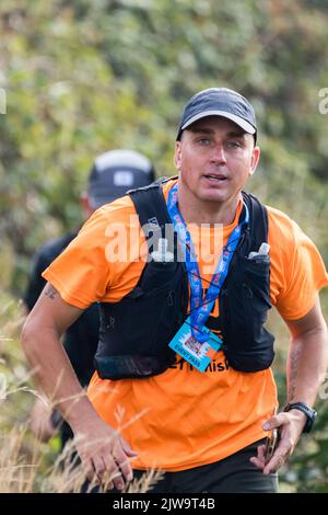 Läufer und Wanderer starten die South Coast Challenge bei für ihre ausgewählten Wohltätigkeitsorganisationen. Jeder Teilnehmer muss entweder eine 100km, 57km, 43km absolvieren. Stockfoto