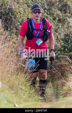 Läufer und Wanderer starten die South Coast Challenge bei für ihre ausgewählten Wohltätigkeitsorganisationen. Jeder Teilnehmer muss entweder eine 100km, 57km, 43km absolvieren. Stockfoto