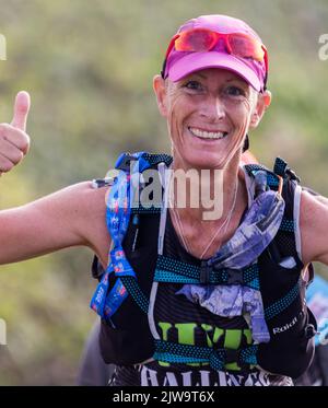 Läufer und Wanderer starten die South Coast Challenge bei für ihre ausgewählten Wohltätigkeitsorganisationen. Jeder Teilnehmer muss entweder eine 100km, 57km, 43km absolvieren. Stockfoto