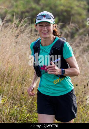 Läufer und Wanderer starten die South Coast Challenge bei für ihre ausgewählten Wohltätigkeitsorganisationen. Jeder Teilnehmer muss entweder eine 100km, 57km, 43km absolvieren. Stockfoto