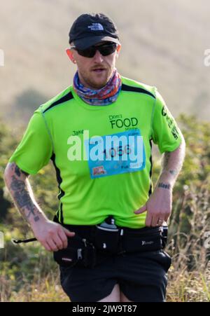 Läufer und Wanderer starten die South Coast Challenge bei für ihre ausgewählten Wohltätigkeitsorganisationen. Jeder Teilnehmer muss entweder eine 100km, 57km, 43km absolvieren. Stockfoto