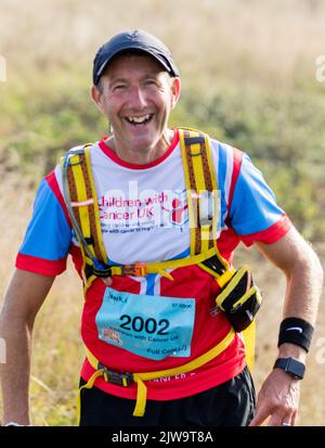 Läufer und Wanderer starten die South Coast Challenge bei für ihre ausgewählten Wohltätigkeitsorganisationen. Jeder Teilnehmer muss entweder eine 100km, 57km, 43km absolvieren. Stockfoto