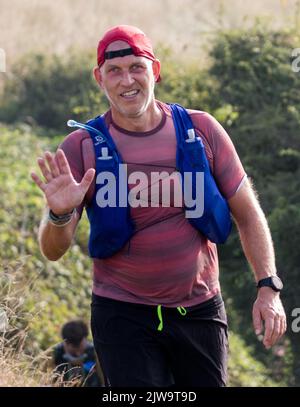 Läufer und Wanderer starten die South Coast Challenge bei für ihre ausgewählten Wohltätigkeitsorganisationen. Jeder Teilnehmer muss entweder eine 100km, 57km, 43km absolvieren. Stockfoto