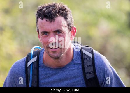 Läufer und Wanderer starten die South Coast Challenge bei für ihre ausgewählten Wohltätigkeitsorganisationen. Jeder Teilnehmer muss entweder eine 100km, 57km, 43km absolvieren. Stockfoto