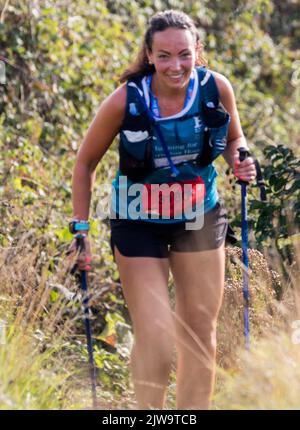 Läufer und Wanderer starten die South Coast Challenge bei für ihre ausgewählten Wohltätigkeitsorganisationen. Jeder Teilnehmer muss entweder eine 100km, 57km, 43km absolvieren. Stockfoto