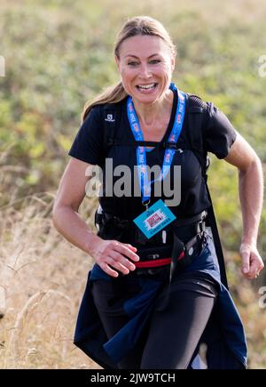 Läufer und Wanderer starten die South Coast Challenge bei für ihre ausgewählten Wohltätigkeitsorganisationen. Jeder Teilnehmer muss entweder eine 100km, 57km, 43km absolvieren. Stockfoto