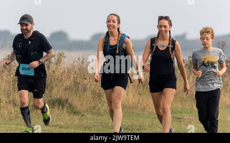 Läufer und Wanderer starten die South Coast Challenge bei für ihre ausgewählten Wohltätigkeitsorganisationen. Jeder Teilnehmer muss entweder eine 100km, 57km, 43km absolvieren. Stockfoto