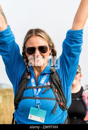 Läufer und Wanderer starten die South Coast Challenge bei für ihre ausgewählten Wohltätigkeitsorganisationen. Jeder Teilnehmer muss entweder eine 100km, 57km, 43km absolvieren. Stockfoto