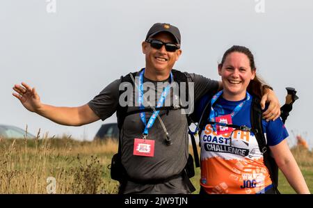 Läufer und Wanderer starten die South Coast Challenge bei für ihre ausgewählten Wohltätigkeitsorganisationen. Jeder Teilnehmer muss entweder eine 100km, 57km, 43km absolvieren. Stockfoto