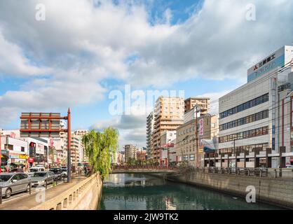 nagasaki, kyushu - 12 2021. dezember: Autofraffic auf der Kokaidomae-Straße entlang des Nakashima-Flusses, überquert von der Kurogane-Brücke, die zum Hamanoma führt Stockfoto