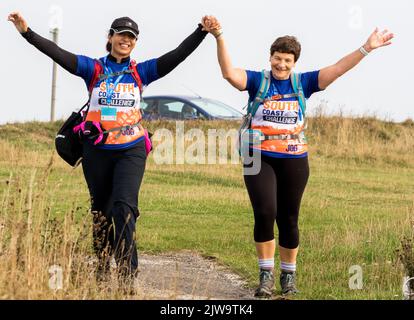 Läufer und Wanderer starten die South Coast Challenge bei für ihre ausgewählten Wohltätigkeitsorganisationen. Jeder Teilnehmer muss entweder eine 100km, 57km, 43km absolvieren. Stockfoto