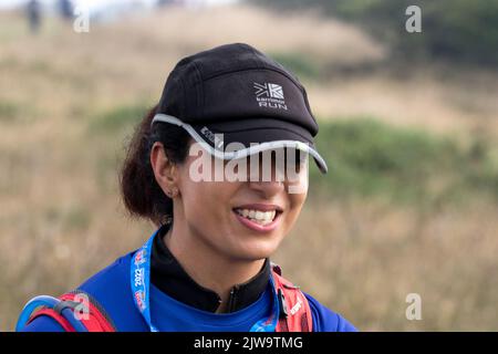 Läufer und Wanderer starten die South Coast Challenge bei für ihre ausgewählten Wohltätigkeitsorganisationen. Jeder Teilnehmer muss entweder eine 100km, 57km, 43km absolvieren. Stockfoto