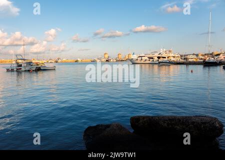 Rhodos, Griechenland - 24. August 2022: Panoramablick auf schöne Yachten stehen im Hafen von Rhodos, Griechenland. Hochwertige Fotos Stockfoto