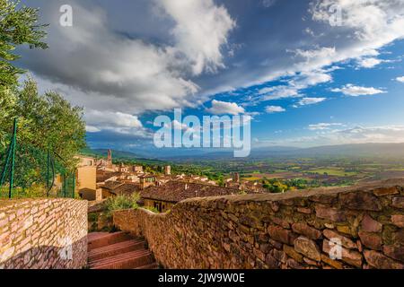 Blick auf Assisi Charmantes mittelalterliches historisches Zentrum mit umbrischer Landschaft Stockfoto