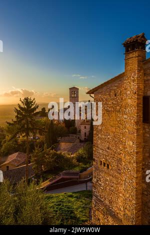 Blick auf den Sonnenuntergang von Assisi bezauberndes mittelalterliches historisches Zentrum mit umbrischer Landschaft Stockfoto