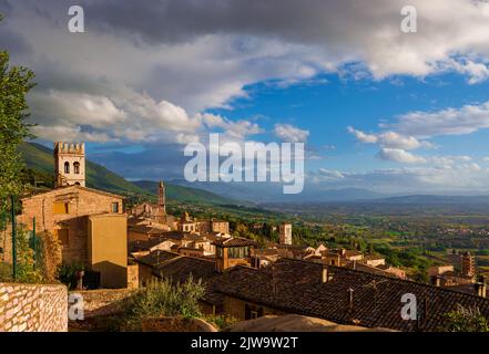 Blick auf Assisi Charmantes mittelalterliches historisches Zentrum mit umbrischer Landschaft Stockfoto