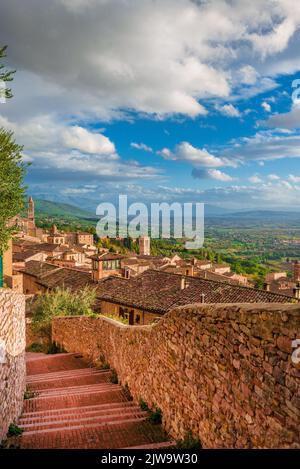Blick auf Assisi Charmantes mittelalterliches historisches Zentrum mit umbrischer Landschaft Stockfoto