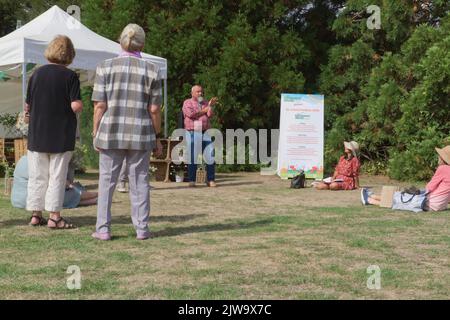 David Hurrion, ein Pflanzenexperte, hielt einen Vortrag auf der ersten Gärtner-Weltherbstmesse 2022 in Audley End in Essex. Stockfoto