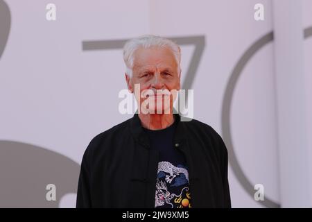 Italien, Lido di Venezia, 04. September 2022: Schauspieler Michele Placido besucht den roten Teppich „Ti Mangio il cuore“ beim Internationalen Filmfestival Venedig 79. am 04. September 2022 in Venedig, Italien. Foto © Ottavia Da Re/Sintesi/Alamy Live News Stockfoto