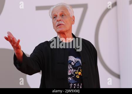 Italien, Lido di Venezia, 04. September 2022: Schauspieler Michele Placido besucht den roten Teppich „Ti Mangio il cuore“ beim Internationalen Filmfestival Venedig 79. am 04. September 2022 in Venedig, Italien. Foto © Ottavia Da Re/Sintesi/Alamy Live News Stockfoto