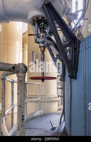 Seattle, WA. USA -08-27-2022: Rotes Ventilsteuerrad im Dampfwerk Georgetown Stockfoto