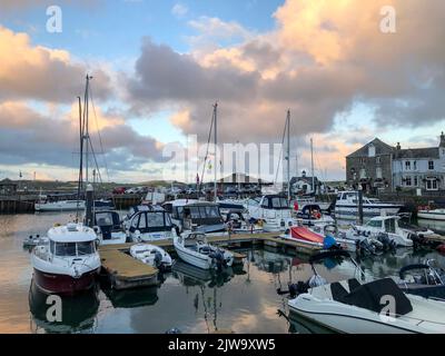 Boote in padstow Hafen cornwall bei Sonnenuntergang Stockfoto