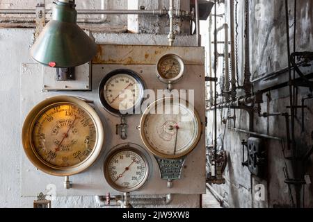 Seattle, WA. USA -08-27-2022: Druckknauf und Ventile im Dampfwerk Georgetown Stockfoto