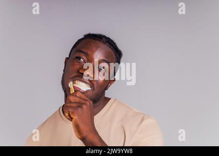 afrika Mann Zahnbürste in grauem Hintergrund isolieren Stockfoto