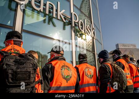 Mitglieder der Nationalgarde-Organisation trennen linke Aktivisten des Unabhängigkeitsmarsches mit einer Absperrung. Am 11. November wird der unabhängigkeitsmarsch jährlich von radikalen nationalen Kreisen organisiert. Der marsch weckt in der Gesellschaft viele Ängste und Emotionen aufgrund der Verluste, die Warschau nach diesem marsch in den vergangenen Jahren erlitten hat, kamen an diesem Tag Polizeieinheiten aus allen Polen in die Hauptstadt, um Ordnung und Sicherheit der Demonstranten zu gewährleisten. Stockfoto