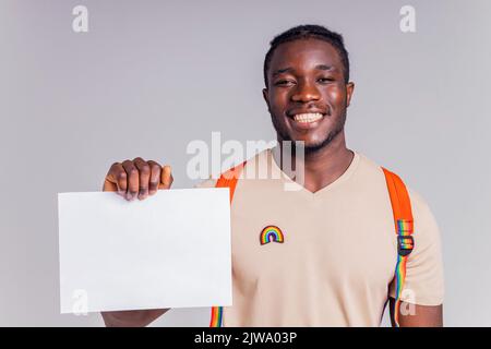 hispanischer Student Mann mit Regenbogenabzeichen auf T-Shirt im Studio Isolate Stockfoto