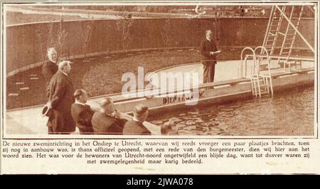 Das neue Schwimmgerät in der flachen Utrecht, von dem wir einige Bilder mitbrachten, als sie noch im Bau war, wurde nun offiziell eröffnet, mit einer Rede des Bürgermeisters, die wir hier sprechen sehen. Es war zweifellos ein glücklicher Tag für die Bewohner von Utrecht-Noord, weil seine Schwimmanlagen bisher nur spärlich waren. Stockfoto