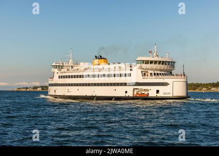 Die Dampfschiff-Fähre 'MV Island Home' verlässt den Hafen von Vineyard Haven auf Martha's Vineyard und fährt auf dem Festland nach Woods Hole, Massachusetts. Stockfoto