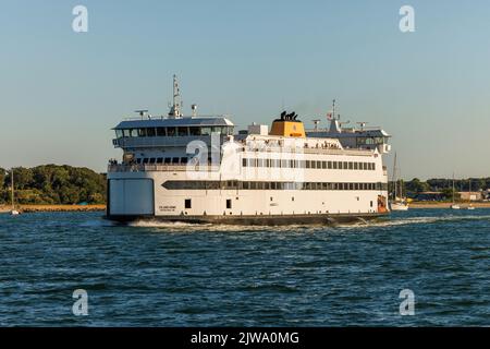 Die Dampfschiff-Fähre 'MV Island Home' verlässt den Hafen von Vineyard Haven auf Martha's Vineyard und fährt auf dem Festland nach Woods Hole, Massachusetts. Stockfoto