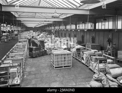 Innenraum des Warenschuhs von Van Gend & Loos am N.S. Bahnhof Nijmegen in Nijmegen. Stockfoto