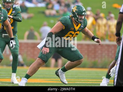 Waco, Texas, USA. 3. September 2022. Baylor Bears offensiver Linienmann Jacob Gall (66) blockiert während der 1.. Hälfte des NCAA Football-Spiels zwischen den Albany Great Danes und Baylor Bears im McLane Stadium in Waco, Texas, einen defensiven Spieler. Matthew Lynch/CSM/Alamy Live News Stockfoto