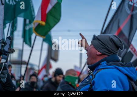 Warszawa, Polen. 11.. November 2021. Ein Teilnehmer singt Slogans während des Unabhängigkeitsmarsches. Am 11. November wird der unabhängigkeitsmarsch jährlich von radikalen nationalen Kreisen organisiert. Der marsch weckt in der Gesellschaft viele Ängste und Emotionen aufgrund der Verluste, die Warschau nach diesem marsch in den vergangenen Jahren erlitten hat, kamen an diesem Tag Polizeieinheiten aus allen Polen in die Hauptstadt, um Ordnung und Sicherheit der Demonstranten zu gewährleisten. (Foto von Pawe? Wróblewski/SOPA Images/Sipa USA) Quelle: SIPA USA/Alamy Live News Stockfoto