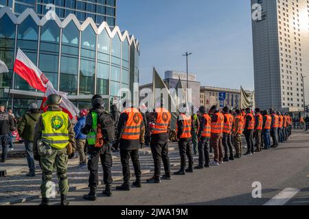 Warszawa, Polen. 11.. November 2021. Mitglieder der Nationalgarde-Organisation trennen linke Aktivisten des Unabhängigkeitsmarsches mit einer Absperrung. Am 11. November wird der unabhängigkeitsmarsch jährlich von radikalen nationalen Kreisen organisiert. Der marsch weckt in der Gesellschaft viele Ängste und Emotionen aufgrund der Verluste, die Warschau nach diesem marsch in den vergangenen Jahren erlitten hat, kamen an diesem Tag Polizeieinheiten aus allen Polen in die Hauptstadt, um Ordnung und Sicherheit der Demonstranten zu gewährleisten. (Foto von Pawe? Wróblewski/SOPA Images/Sipa USA) Quelle: SIPA USA/Alamy Live News Stockfoto