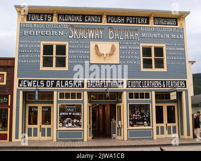 Skagway Alaska USA - Juli 31 2008: Berühmte Touristenattraktion Skagway Bazaar mit seinem Schild, das seine Verkaufsartikel an der Fassade wirbt. Stockfoto