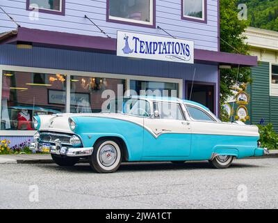 Skagway Alaska USA - Juli 31 2008: Wunderschön restaurierter Vintage Ford Fairlane, der auf der Straße vor dem Einzelhandelsgeschäft der Stadt geparkt ist. Stockfoto