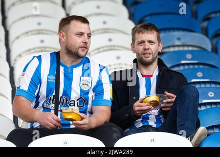 Huddersfield, Großbritannien. 04. September 2022. Fans von Huddersfield Town beim Sky Bet Championship-Spiel Huddersfield Town gegen Blackpool im John Smith's Stadium, Huddersfield, Großbritannien, 4.. September 2022 (Foto von Ben Early/News Images) in Huddersfield, Großbritannien am 9/4/2022. (Foto von Ben Early/News Images/Sipa USA) Quelle: SIPA USA/Alamy Live News Stockfoto